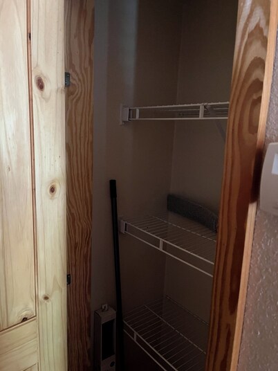 Cozy 1-bedroom cabin in charming Sweeny with fitness room, WiFi