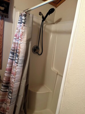 Toilet paper - Cozy 1-bedroom cabin in charming Sweeny with fitness room, WiFi (Sweeny)