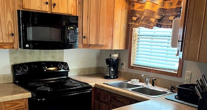 Cozy 1-bedroom cabin in charming Sweeny with fitness room, WiFi