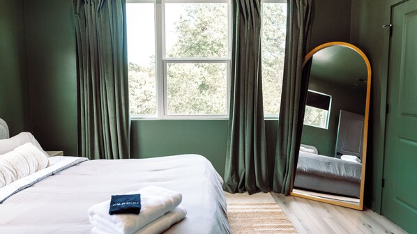 3 Schlafzimmer, Schreibtisch, Bügeleisen/Bügelbrett, Reisekinderbett