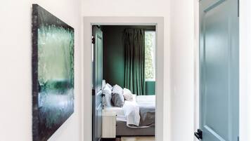 3 kamar tidur, meja kerja, setrika/meja setrika, dan tempat tidur bayi