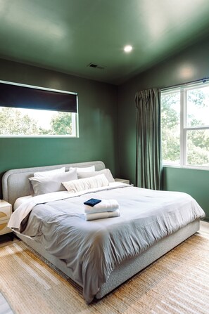 3 habitaciones, escritorio y tabla de planchar con plancha 