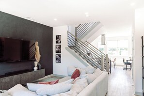 Téléviseur connecté, sélection de musique, chaîne audio