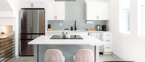Frigorifero, microonde, forno, piano cottura