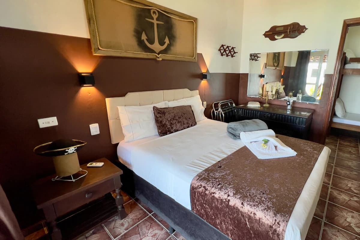 Suite Classic, vista mare | Con stile personalizzato, tende oscuranti, Wi-Fi gratuito, lenzuola