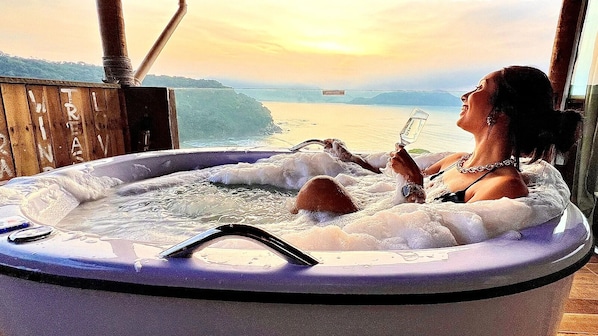 Premium Suite, Sea View | Private spa tub
