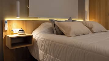 Minibar, caja de seguridad en la habitación y escritorio