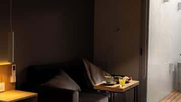Standard Double Room | Minibar, in-room safe, desk, laptop workspace