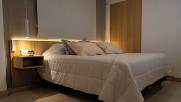 Habitación Deluxe | Minibar, caja de seguridad en la habitación y escritorio