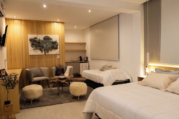 Deluxe Room | Minibar, in-room safe, desk, laptop workspace