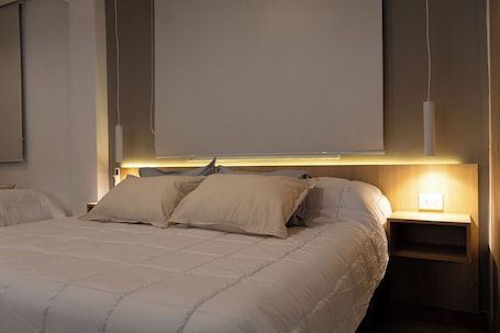 Deluxe Room | Minibar, in-room safe, desk, laptop workspace