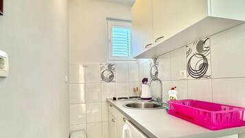 Comfort Studio, Balcony, Sea View | Private kitchen | Mini-fridge, cookware/dishes/utensils