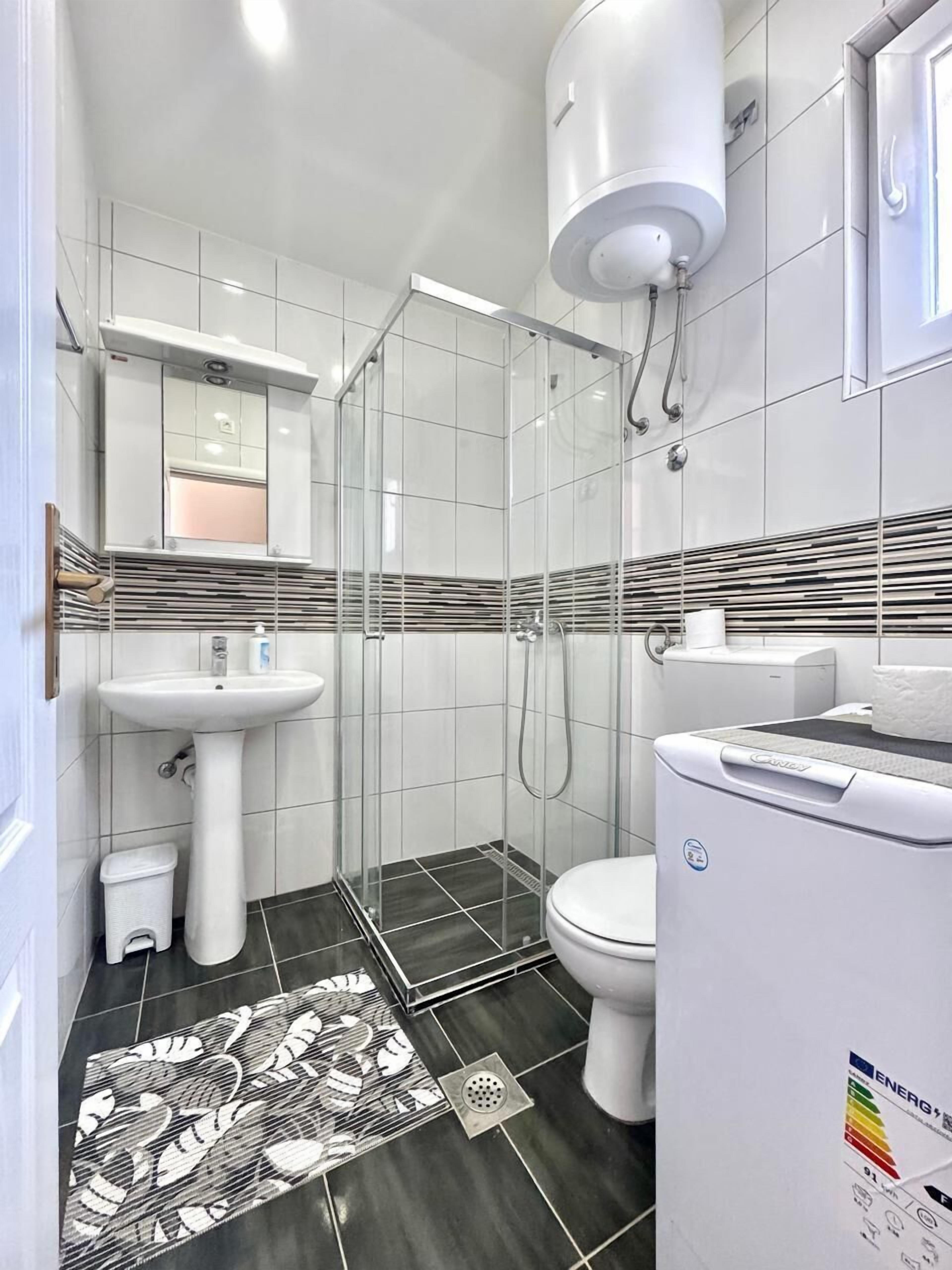 Monolocale familiare, balcone, vista mare parziale | Bagno | Asciugamani, sapone, shampoo, carta igienica