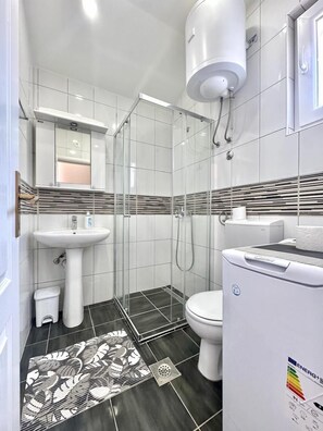 Towels, soap, shampoo, toilet paper - Apartments Janda Bijela (Bijela)