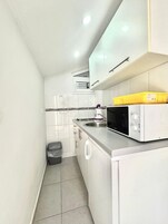 Comfort Studio, Balcony, Sea View | Private kitchenette | Mini-fridge, cookware/dishes/utensils