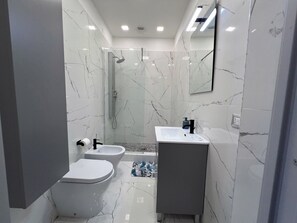 Shower, hair dryer, bidet, towels - Leoscar Apartment Right + Self Check-in Late (Catania)