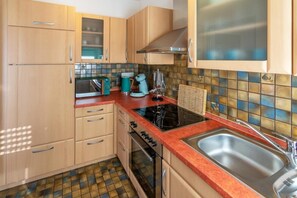 Refrigerador, microondas, horno y cafetera y tetera 