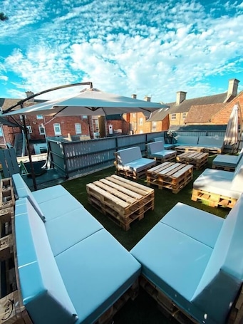 Terrace/patio. The Red lion