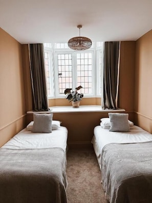 Basic Twin Room | Iron/ironing board, free WiFi - The Red lion  (Rothwell)