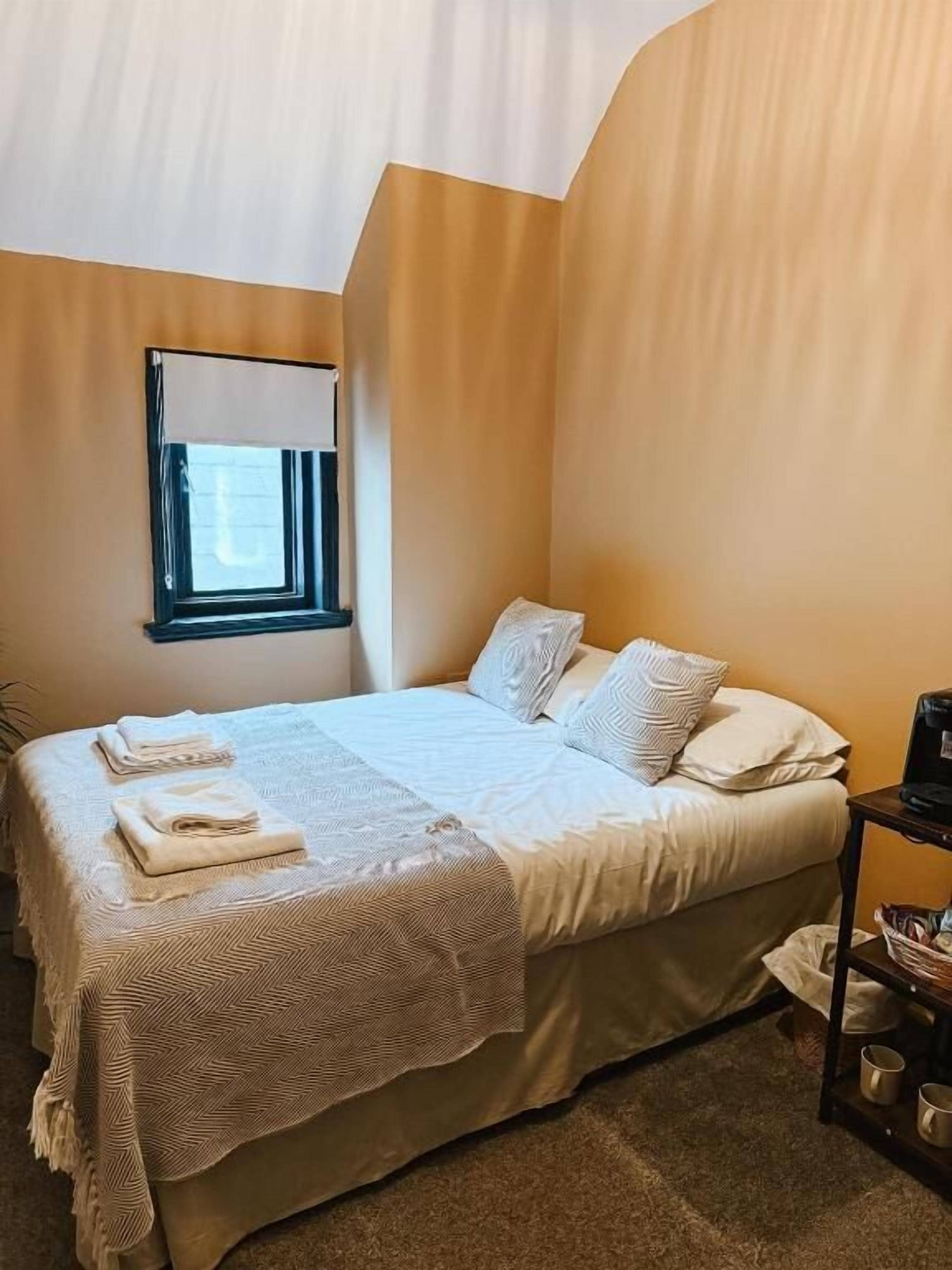 Quarto casal econômico | Ferros/tábuas de passar roupa, Wi-Fi de cortesia