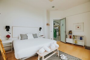 Een strijkplank/strijkijzer, wifi, beddengoed