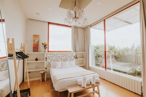 4 bedrooms, iron/ironing board, WiFi, bed sheets