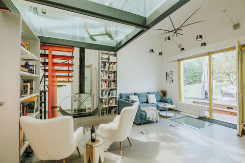 Detached villa in La Rioja Alta: garden and private parking, mini golf, jacuzzi.