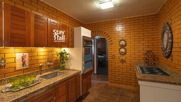 Villa | Cocina privada | Refrigerador y utensilios de cocina