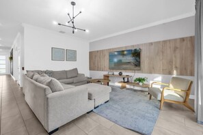 Smart-tv och ett bordtennisbord