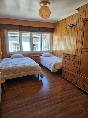 3 bedrooms, iron/ironing board, free WiFi, bed sheets - Real 43 *Good road (Neda)