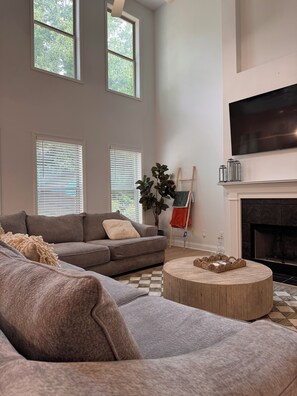 Smart TV, fireplace - Spacious, Safe, Luxurious, Family-Friendly, 4-Bedroom House 2 miles from I-85 (Lawrenceville)