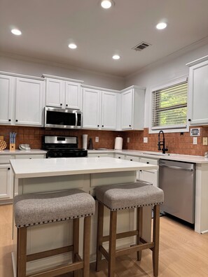 Microwave, oven, stovetop, dishwasher - Spacious, Safe, Luxurious, Family-Friendly, 4-Bedroom House 2 miles from I-85 (Lawrenceville)