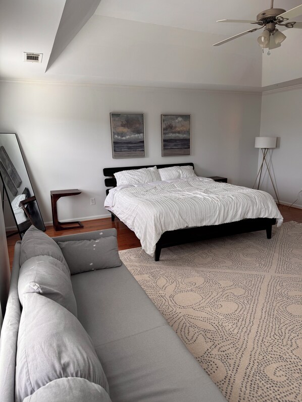 4 bedrooms, iron/ironing board, WiFi, bed sheets