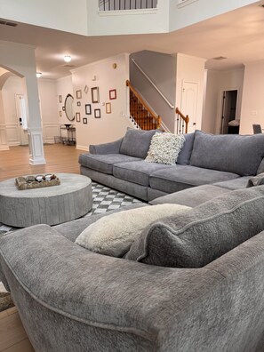 Smart TV, fireplace - Spacious, Safe, Luxurious, Family-Friendly, 4-Bedroom House 2 miles from I-85 (Lawrenceville)