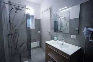 Shower, hair dryer, bidet, towels - Beach direct access and relaxation (Straci)