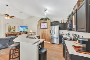 Réfrigérateur, micro-ondes, four, plaque de cuisson