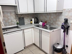 Fridge, stovetop, toaster