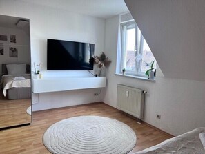 WiFi (無料)、ベッドシーツ