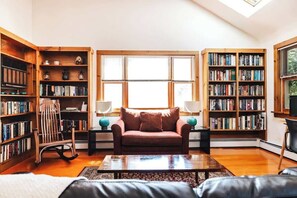 Een televisie, boeken en een kantoor