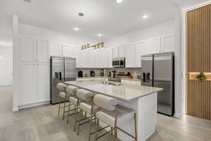 冷蔵庫、電子レンジ、オーブン、コンロ