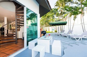 Vila, 4 quartos, piscina particular, vista para o jardim | Terraço/pátio