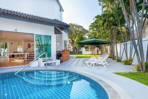 Vila, 4 quartos, piscina particular, vista para o jardim | Piscina | Piscina externa