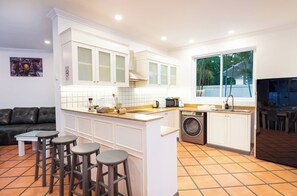 Vila, 4 quartos, piscina particular, vista para o jardim | Parte interna