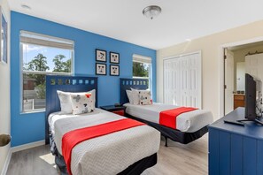 6 bedrooms, iron/ironing board, WiFi, bed sheets