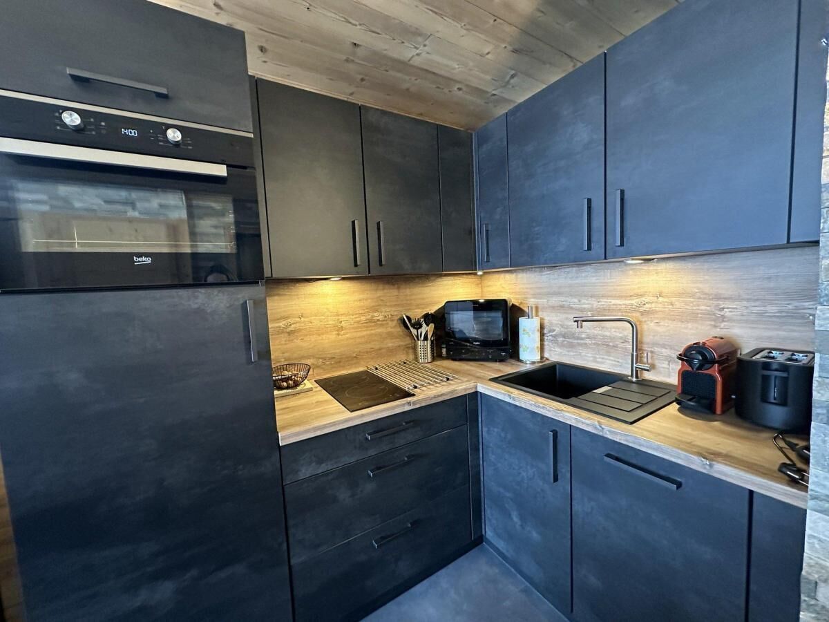 Microwave, oven, dishwasher, coffee/tea maker