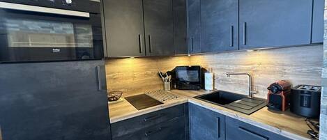 Micro-ondes, four, lave-vaisselle, cafetière/bouilloire