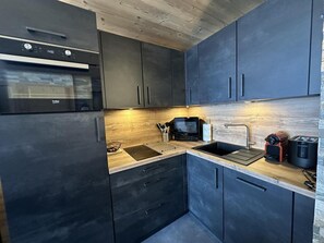 Micro-ondes, four, lave-vaisselle, cafetière/bouilloire