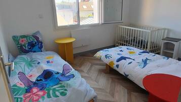 3 habitaciones, tabla de planchar con plancha, wifi y ropa de cama