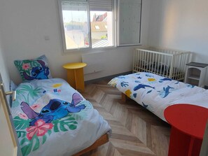 3 bedrooms, iron/ironing board, WiFi, bed sheets