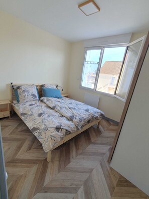 3 bedrooms, iron/ironing board, WiFi, bed sheets